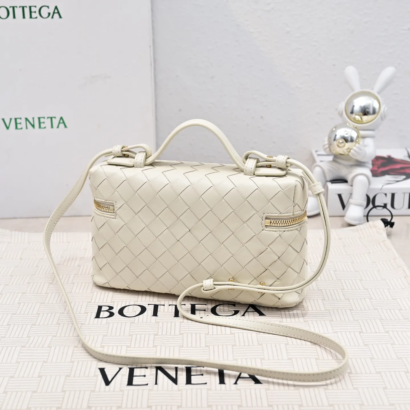 Batch 1360 Bottega Veneta 24 spring and summer woven zipper crossbody bag. A crossbody bag that can be used as a cosmetic bag. The exquisite weaving and compact body are an indispensable accessory for the upcoming summer. The double zipper also better protects the bag. It has a large capacity. If you like it, don’t miss it. Style number: 9109 Size: 22*12.5*5cm